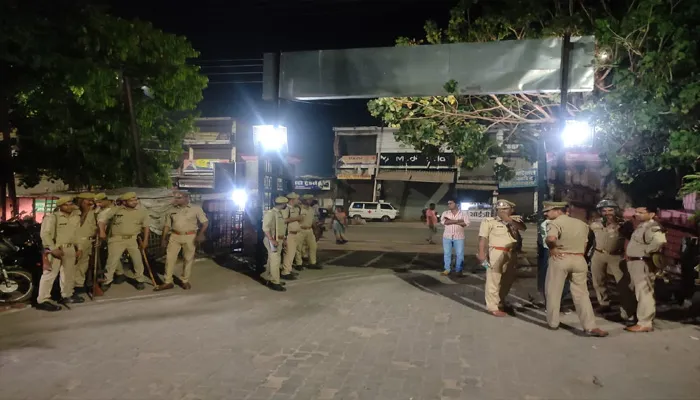अयोध्या: धरने पर बैठी महिला समाजसेवी और उसके परिवार को पुलिस ले गई अस्पताल