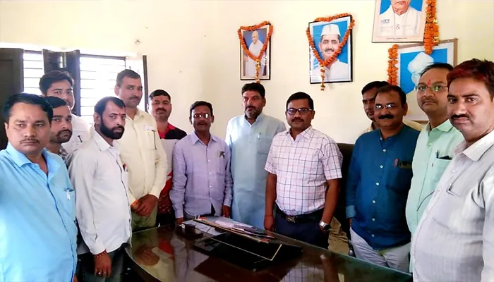 अयोध्या: प्राथमिक शिक्षक संघ के प्रांतीय उपाध्यक्ष ने बीईओ से मिलकर बताईं शिक्षकों की समस्याएं