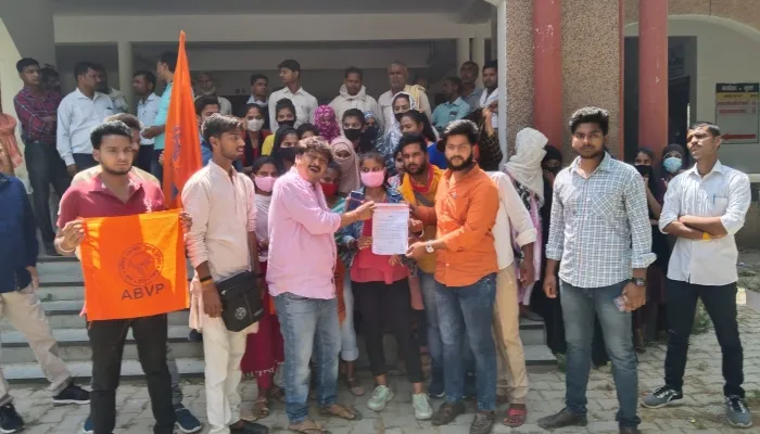बहराइच: छात्रवृत्ति में अनियमितताओं के विरोध में विद्यार्थी परिषद का प्रदर्शन, सौंपा ज्ञापन