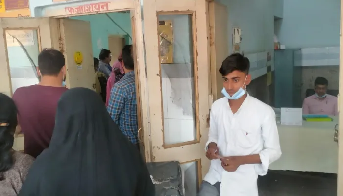 बहराइच: ओपीडी में मरीजों की भीड़ बढ़ी, कम पड़ रहे संसाधन