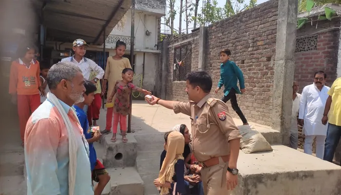बहराइच: तीन दिन से घर में कैद महिला और बच्चों को पुलिस ने छुड़ाया