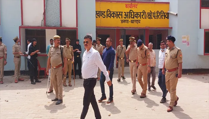 बहराइच: 10 बजे 18 प्रतिशत हुआ मतदान, डीएम और एसपी ने किया निरीक्षण