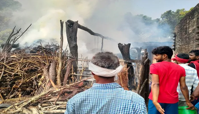 बहराइच: अग्निकांड में तीन ग्रामीणों के फूस के मकान राख, अनाज के साथ नकदी भी जली