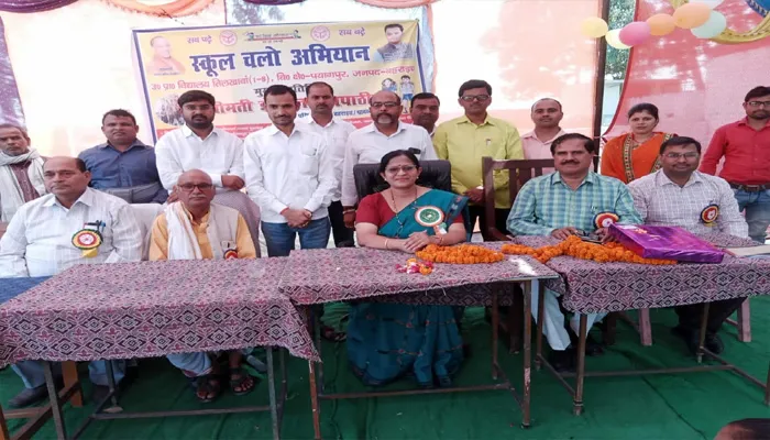 बहराइच: स्कूल चलो अभियान रैली को MLC ने दिखाई हरी झंडी, बच्चों को स्कूल भेजने की अपील