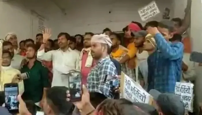 बलिया: बेरोजगारी के खिलाफ युवाओं ने निकाला जुलूस, एसडीएम को सौंपा ज्ञापन
