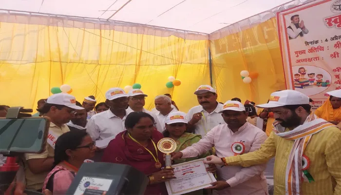 कहकशां को मिला विद्यालय को संवारने का पुरस्कार, सतीश शर्मा ने प्रतीक चिन्ह देकर किया सम्मानित