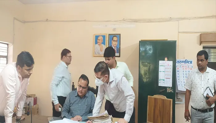 किसानों को मुफ्त उपलब्ध कराए जाएं खतौनी के फार्म- मंडलायुक्त नवदीप रिनवा
