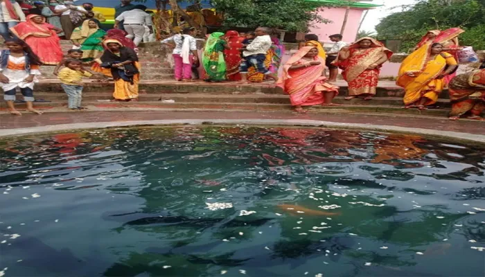 बाराबंकी: सैलानी माता मंदिर में उमड़े श्रद्धालु, आवरण में स्नान कर किए मां के दर्शन