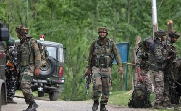 जम्मू-कश्मीर के बारामूला में आतंकवादियों के साथ मुठभेड़ में तीन जवान घायल