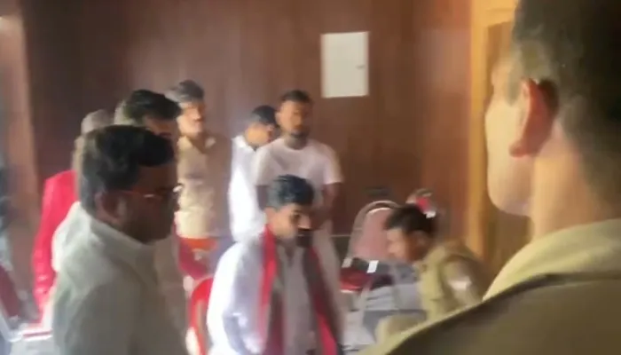 बहराइच: होटल में जुटे सदस्यों को पुलिस ने भगाया, सपा प्रत्याशी ने भाजपा पर मढ़े आरोप
