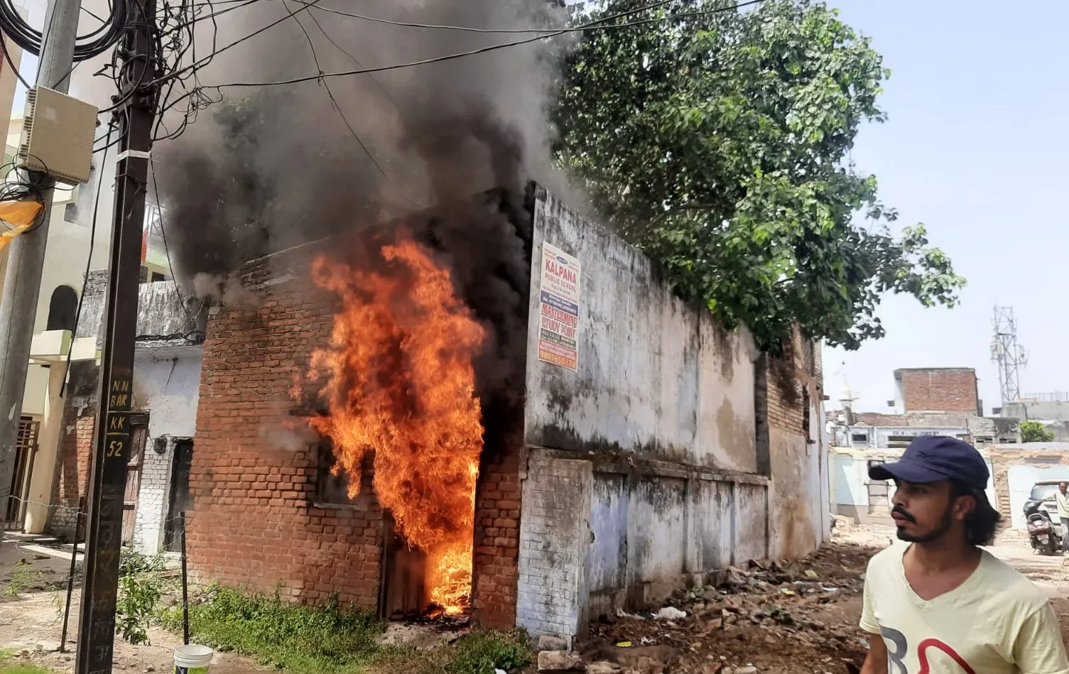 बरेली: टेंट के गोदाम में लगी आग, संकरी गलियां होने की वजह से 500 मीटर दूर रोकनी पड़ी दमकल की गाड़ी