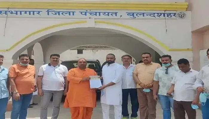 बुलंदशहर: व्यापारियों ने कलेक्ट्रेट में किया प्रदर्शन, आग लगने से मुआवजे की उठी मांग