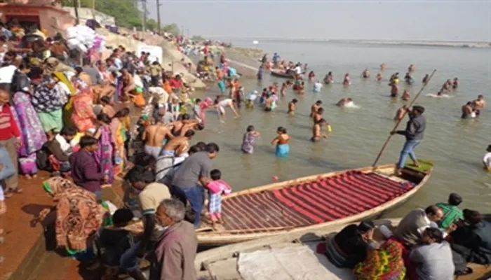 बुलंदशहर: भक्तों ने गंगा में लगाई श्रद्धा की डुबकी, घाटों पर उमड़ी भीड़