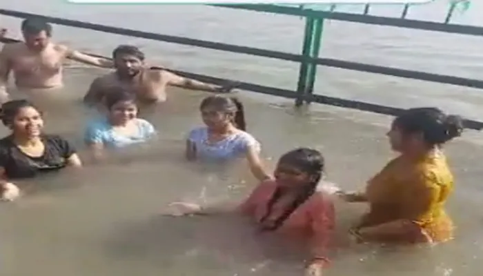 बुलंदशहर: गंगा में भक्तों ने लगाई आस्था की डुबकी, मांगी मन्नत