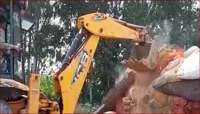 आजमगढ़: गरीब के घर पर दबंगों ने चलाया बुलडोजर, आरोपी गिरफ्तार