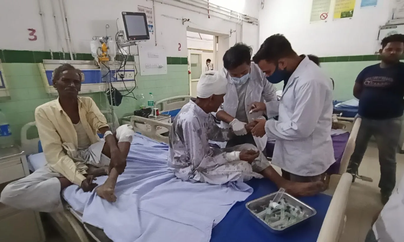 बरेली: बारात से वापस जा रही बस पलटी, कई यात्री घायल, कुछ की हालत गंभीर