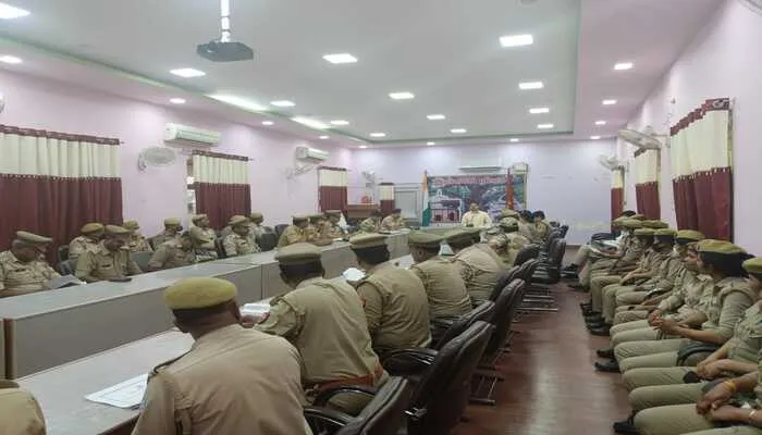 बाराबंकी: एसपी ने मतगणना ड्यूटी में लगे पुलिसकर्मियों के साथ की बैठक, दिये जरूरी दिशा-निर्देश