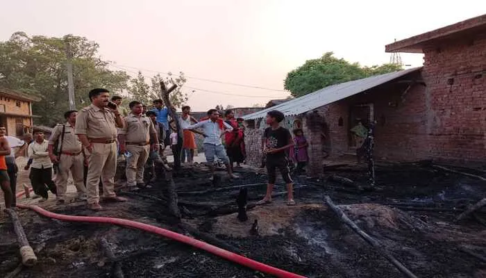 बहराइच: अज्ञात कारणों से मकान में लगी आग, लाखों की संपत्ति जलकर हुई राख