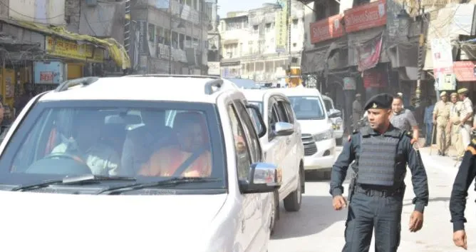 लखनऊ: मुख्यमंत्री योगी ने अपना काफिला रोककर एंबुलेंस को जाने का रास्ता दिया