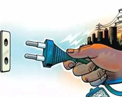 बरेली: इंदिरा मार्केट में चोरी की बिजली से चल रही थी कपड़े की दुकान