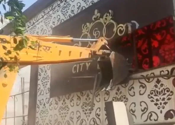 बरेली: योगेश पटेल के बारातघर पर चला बीडीए का बुलडोजर, ध्वस्त
