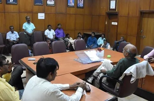 बरेली: वेतन कटौती के संबंध में प्राचार्य और अधिकारियों से मिले कर्मचारी