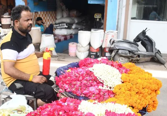 बरेली: नवरात्र में गुलाब के फूल पर भी बढ़ गए दाम