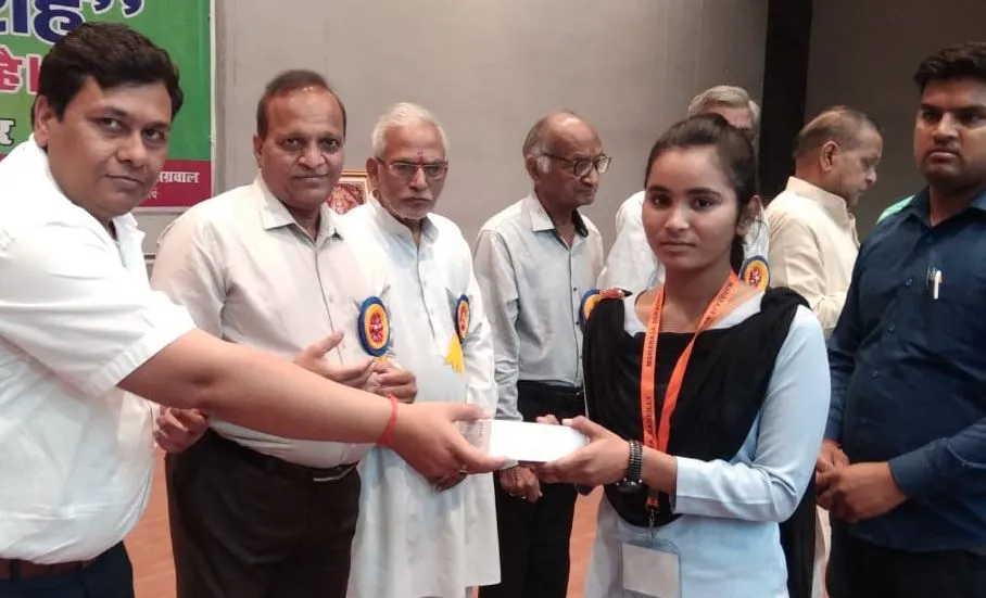 बरेली:  स्मार्टफोन पाकर खिले अग्रसेन महाविद्यालय के विद्यार्थियों के चेहरे