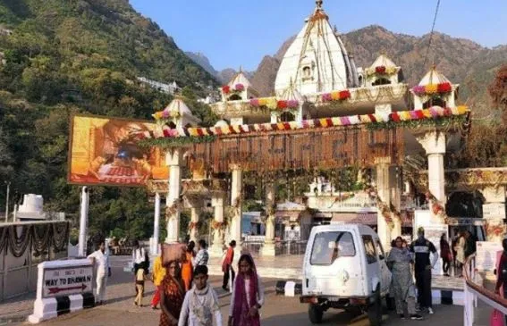‘नवरात्र’ के दौरान अभी तक 1.76 लाख से अधिक तीर्थयात्रियों ने किए माता वैष्णो देवी के दर्शन