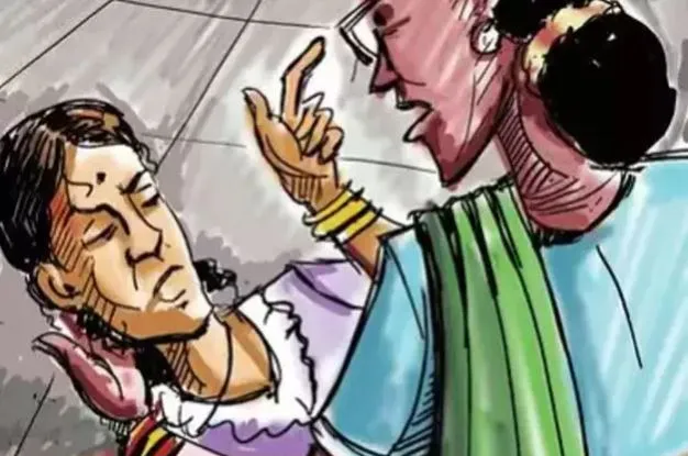 बरेली: बीच कचहरी चलीं चप्पलें, जमकर हुई मारपीट, भीड़ ने किया बीच-बचाव