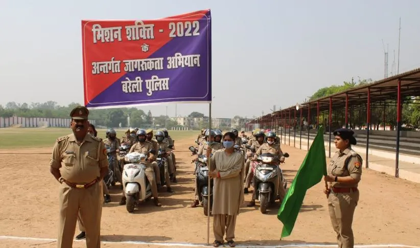 बरेली: रैली निकाल महिलाओं को पुलिस ने किया जागरूक