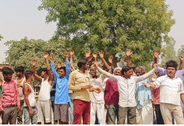 बरेली: रेलवे क्रॉसिंग  बंद किए जाने की सूचना से हड़कंप