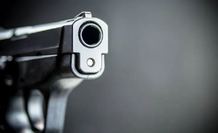 बरेली: थाने में तमंचा लहराते हुए घुसी महिला, पति बोला- साहब मानसिक रूप से बीमार है