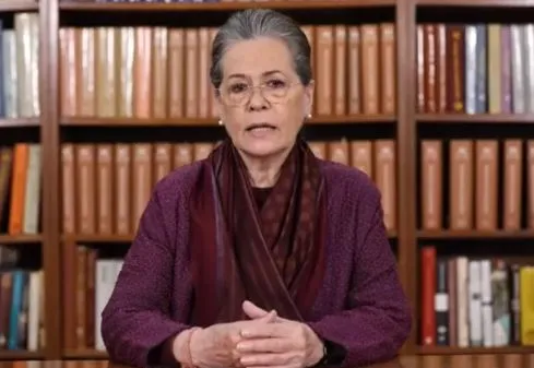 सांप्रदायिक हिंसा: सोनिया गांधी का तंज, बोलीं- हिंदू- मुस्लिम मुद्दा नफरत और विभाजन का वायरस
