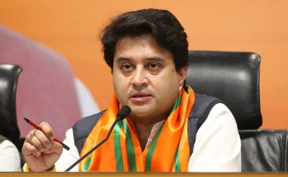 गुजरात और मुंबई के बीच हवाई संपर्क बढ़ाने के लिए काम कर रहे- सिंधिया 