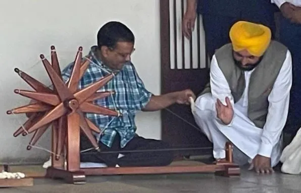 अरविंद केजरीवाल और भगवंत मान ने अहमदाबाद में साबरमती आश्रम का दौरा किया