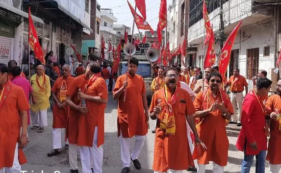 बरेली: हनुमान जयंती के अवसर पर राधाकृष्ण मंदिर से निकली शोभायात्रा