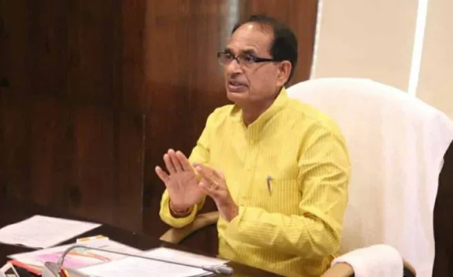 सीएम शिवराज ने विभिन्न विभागों के अधिकारियों के साथ की बैठक