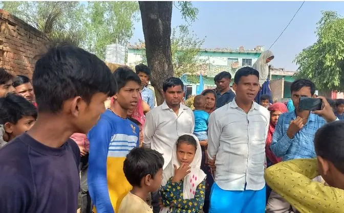 अमरोहा: कब्र खुदाई के दौरान हंगामा, पुलिस मौके पर पहुंची