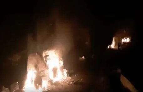नक्सलियों ने सड़क निर्माण में लगे वाहनों में लगाई आग, छह वाहन जले 