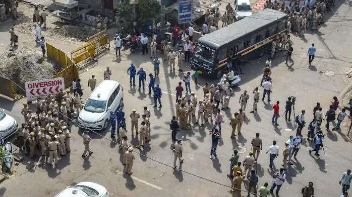 जहांगीरपुरी हिंसा: फिर भड़की आग, दंगाइयों ने किया आरोपी को पकड़ने आई पुलिस पर पथराव