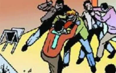 धार्मिक झंडे हटाने को लेकर दो समूहों में झड़प, लगा कर्फ्यू 