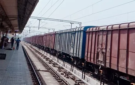 बरेली: धमाके के साथ ओएचई टूटी, ट्रेनों का प्लेटफार्म बदला