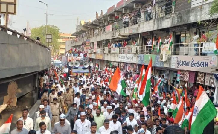 गुजरात में केजरीवाल और भगवंत मान का रोड शो, बोले- कमल के फूल कीचड़ में उगते हैं और कीचड़ झाडू साफ करती है