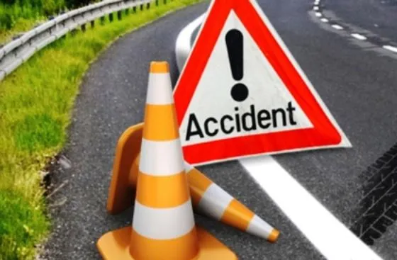 बारातियों से भरी ट्रैक्टर ट्रॉली पलटी, 2 बच्चों सहित तीन लोगों की मौत