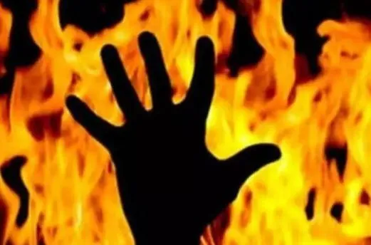 जबलपुर में ससुर-साले ने दामाद को पेट्रोल डालकर जलाया, पत्नी व सरहज ने बजाया