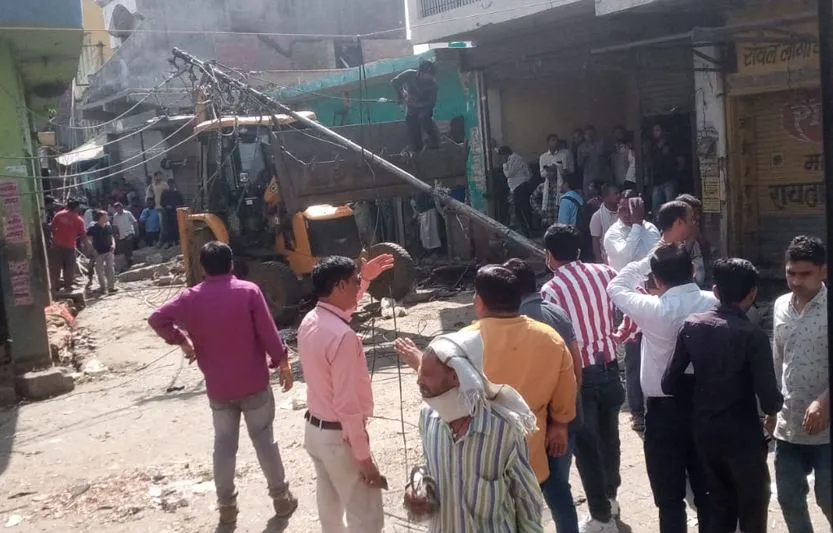 बरेली: चेतावनी के बाद भी नहीं माने तो चला बुल्डोजर