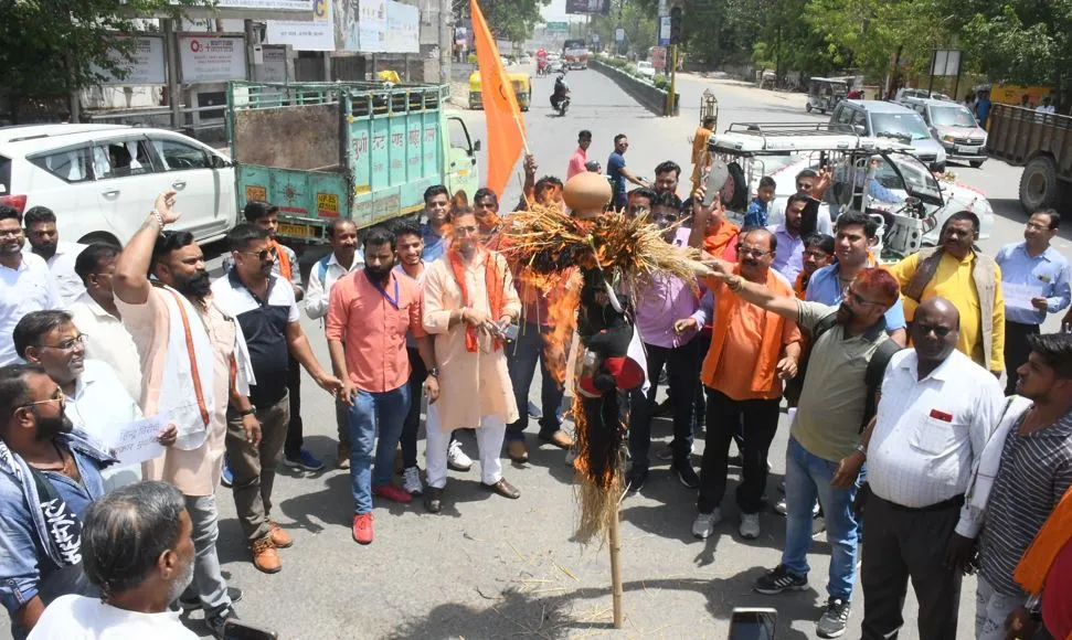 बरेली: धार्मिक स्थल तोड़ने पर राजस्थान सरकार का पुतला फूंका