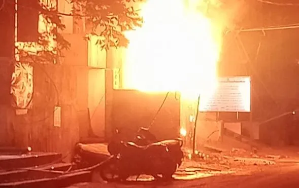 गर्मी में लोड बढ़ने पर दो ट्रांसफार्मर में लगी आग, बिजली गुल