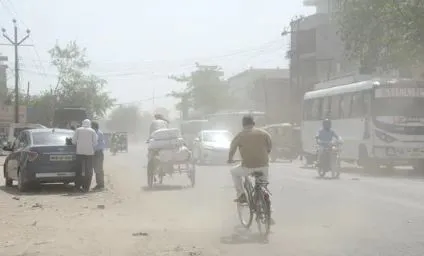 बरेली: गर्म हवा के साथ उड़ती धूल ने किया बेहाल, पारा पहुंचा 39 डिग्री पार